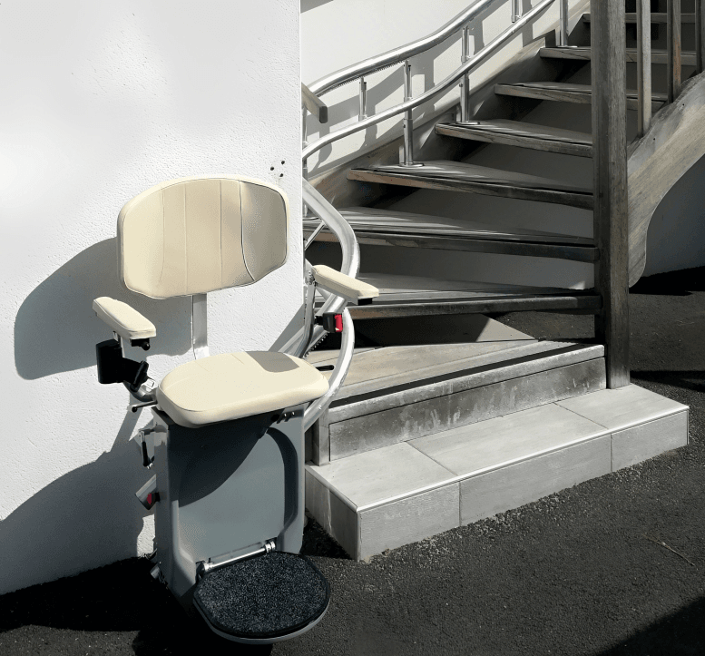 Eliva, le monte-escalier courbe (intérieur et extérieur)